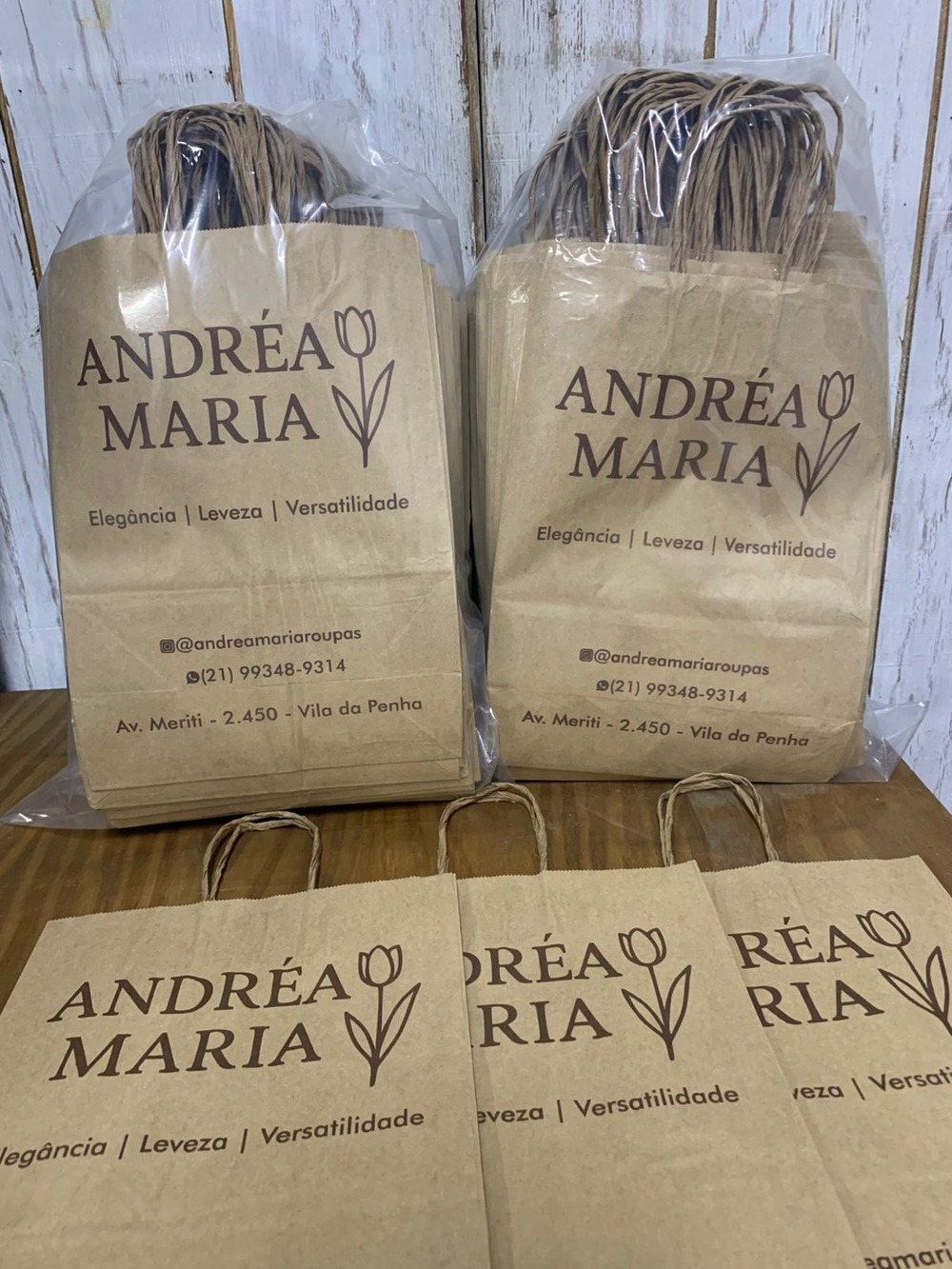 Sacolas kraft personalizadas produzidas pela Embaré Kraft para a loja Andréa Maria