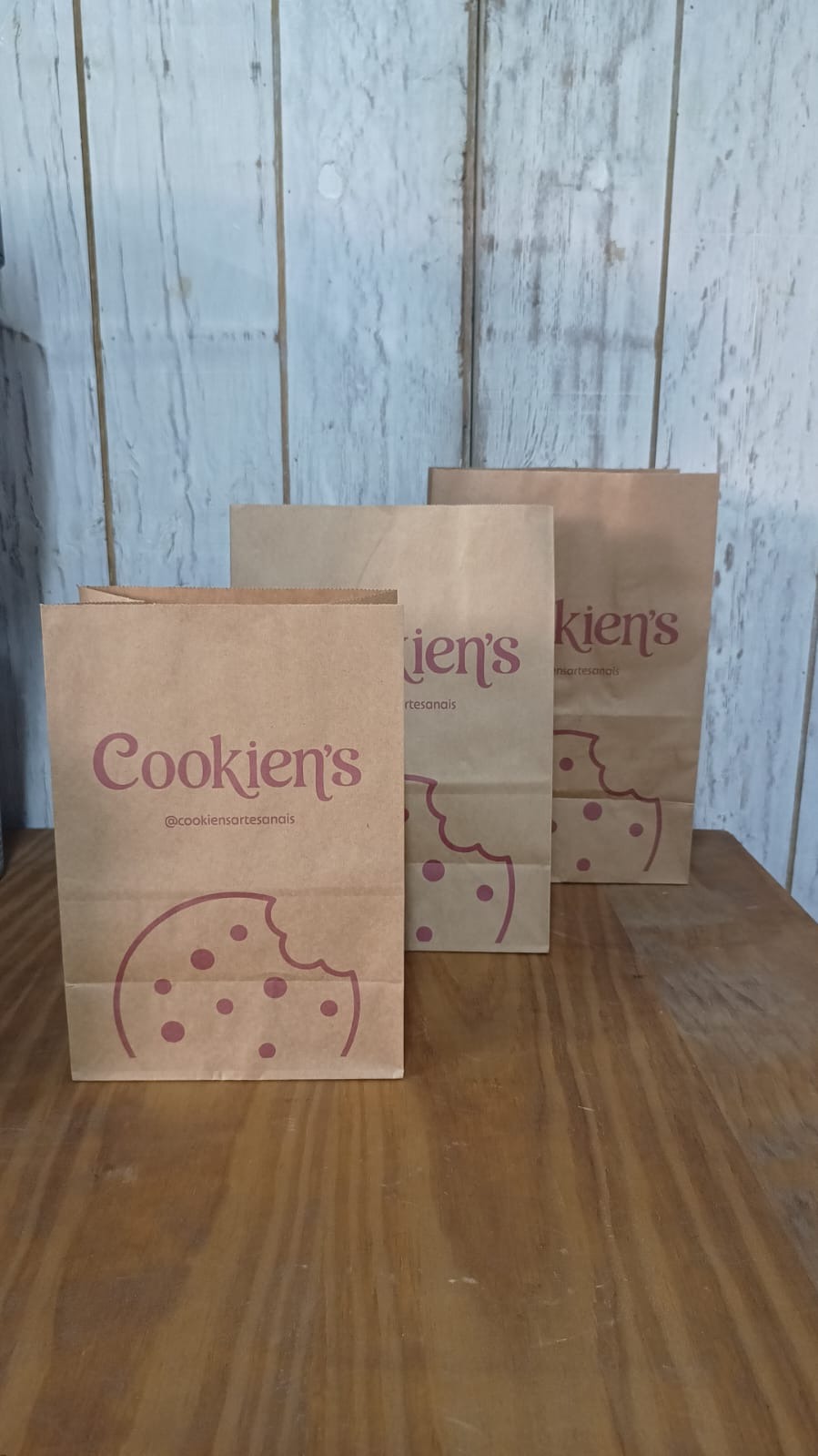 Sacolas kraft personalizadas produzidas pela Embaré Kraft para a confeitaria Cookien's