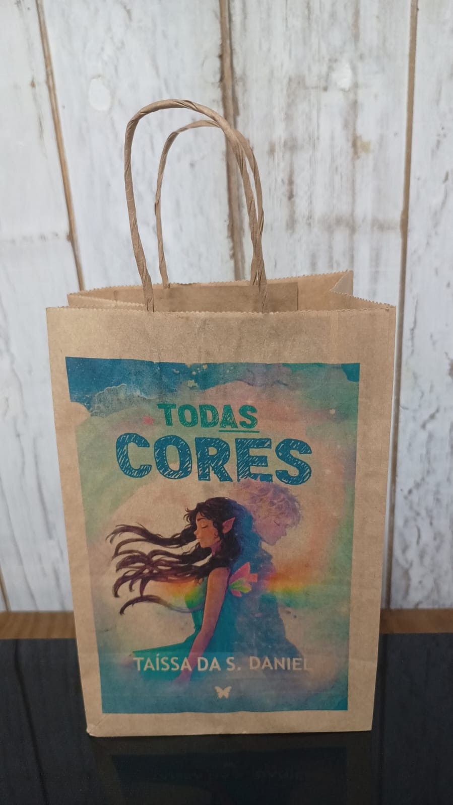 Sacola kraft personalizada produzida pela Embaré Kraft para divulgação do livro Todas as Cores