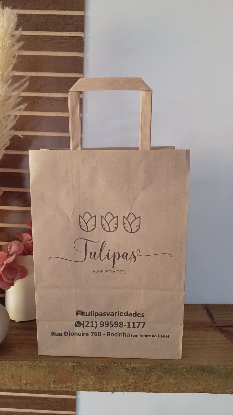 Sacola kraft personalizada produzida pela Embaré Kraft para a loja Tulipas Variedades