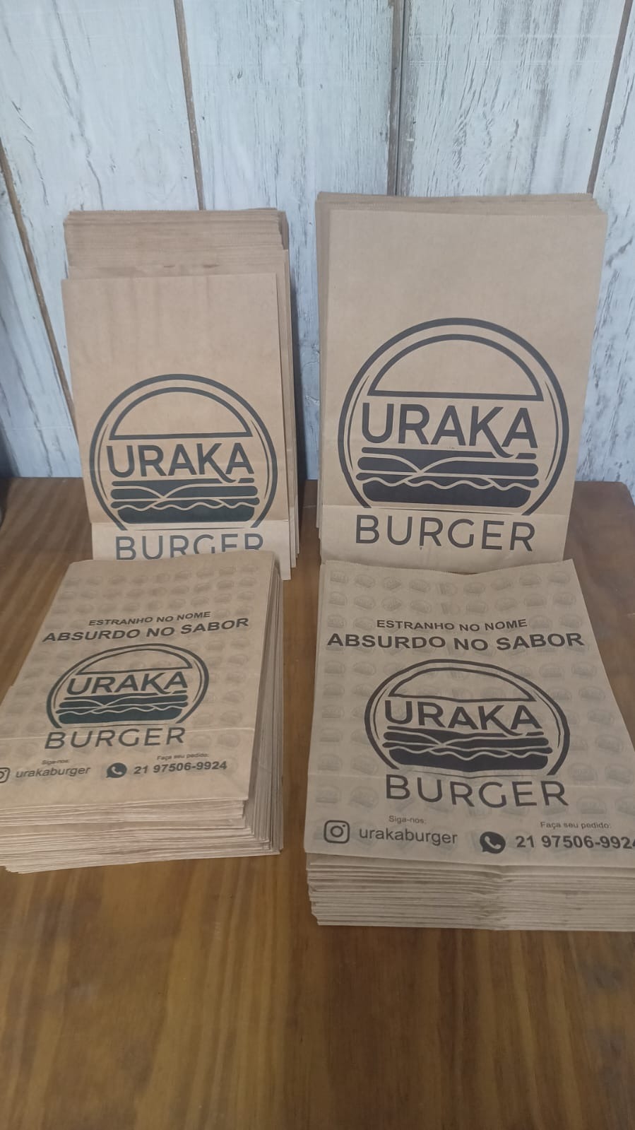 Saco kraft personalizado produzido pela Embaré Kraft para a hamburgueria Uraka Burger